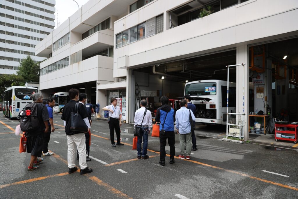 整備場周辺を説明する藤森常務取締役