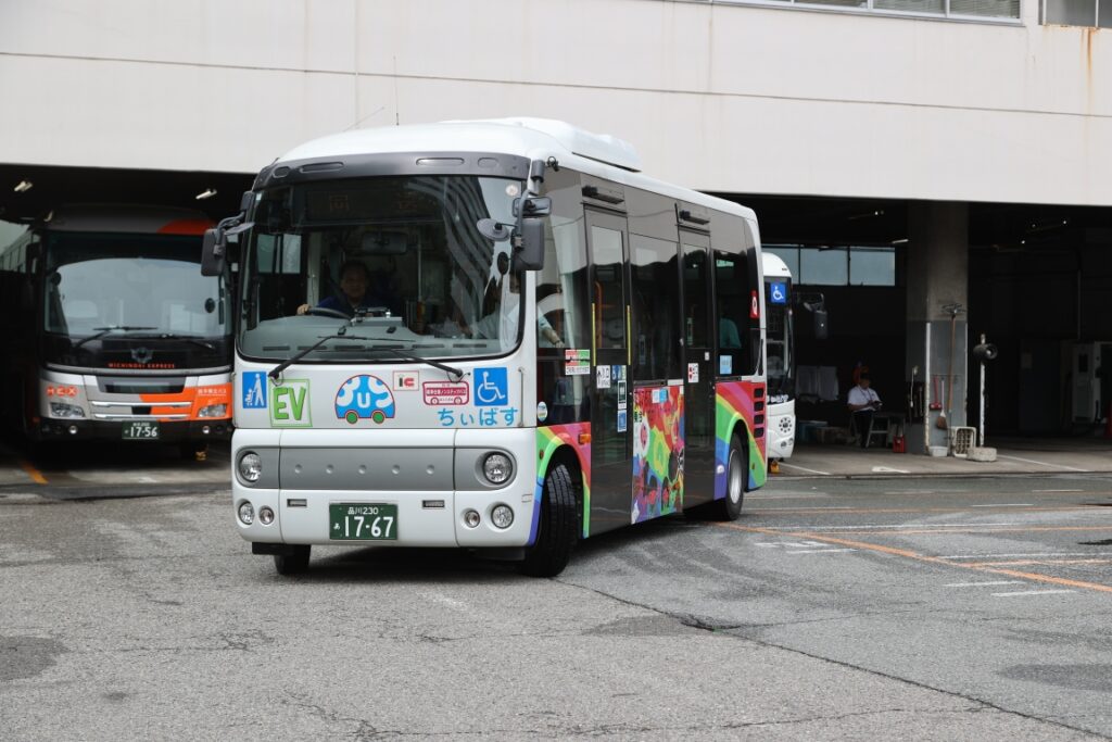 ポンチョの電気バスで周回運転を体験する