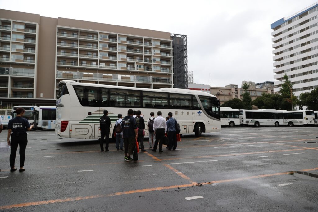 座残会で質問に回答する記者