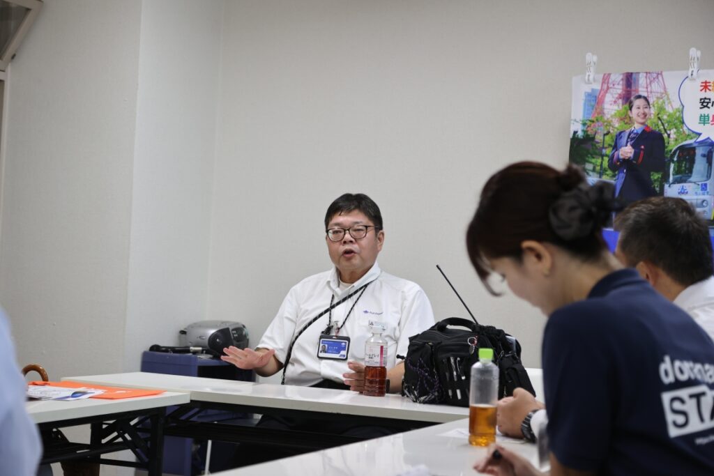 座残会で質問に回答する記者