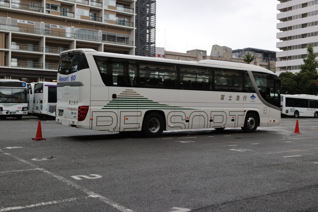 運転士になれば大型貸切・高速車と中型・小型路線車のどれかに乗ることになる
