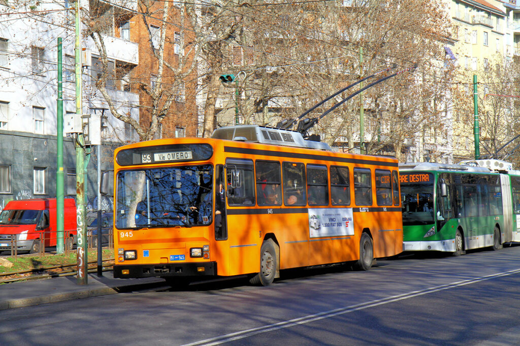 停留所に停車するミラノのトロリーバス。奥側の線路はトラムで、対面乗り換えが可能