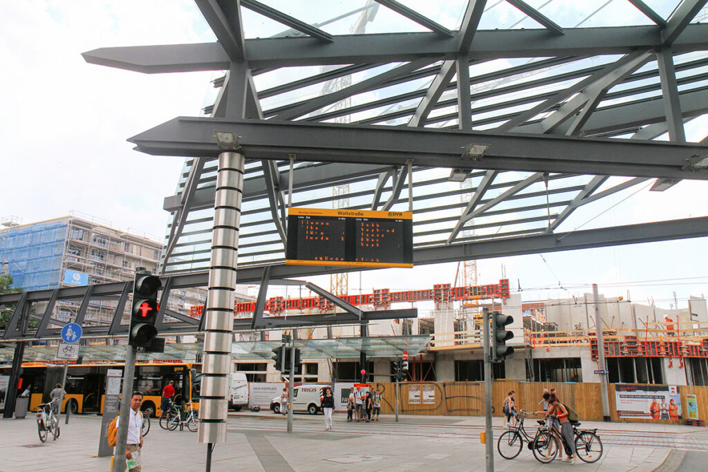 ドレスデンの乗換駅。大きな屋根が設けられ、複数のバスやトラムが乗り入れる