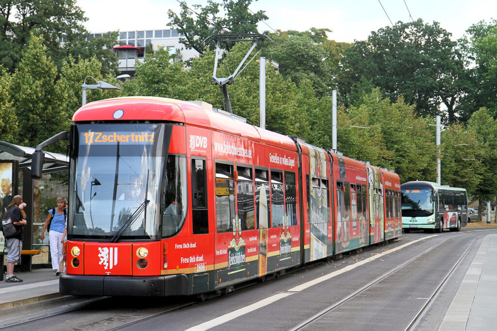 同じホームを発着するトラムとバス（ドレスデン）。全てではないが、多くの都市でトラムとバスの連携が見られる