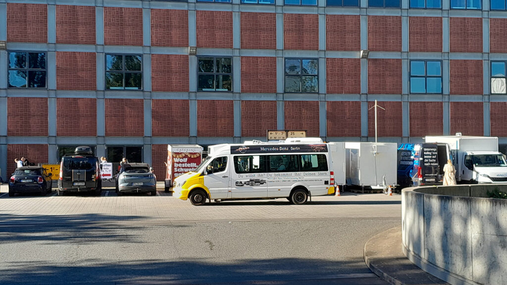 黄色いベルリン交通局のコーポレートカラーの車両や、委託された民間会社の独自塗装など、外見も様々だ