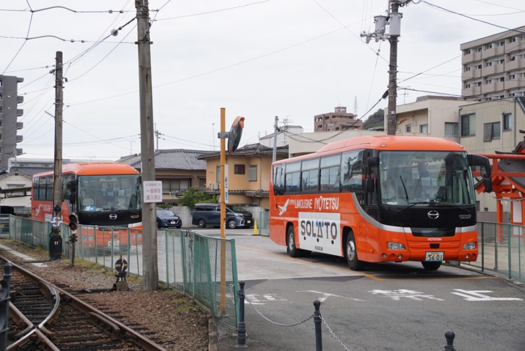 軌道の横にリムジンバス！