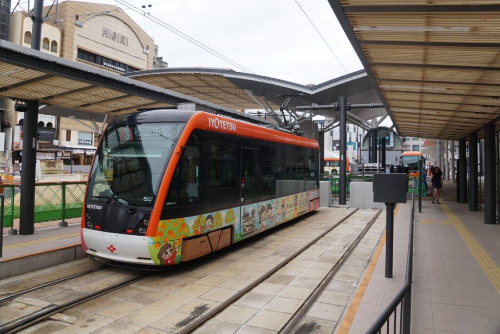 現代的な低床車も活躍する