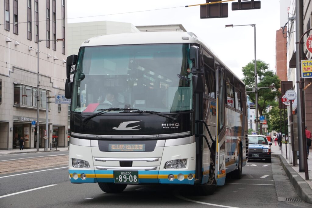 路線バスも高速バスもたくさんやってくる!