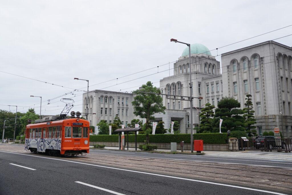 近くには重厚な愛媛県庁本館