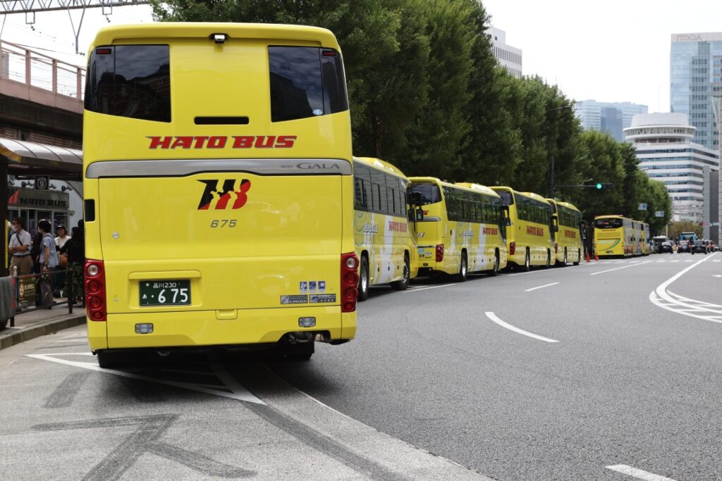 連休最終日のはとバスの車列