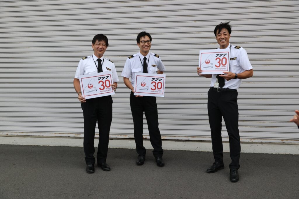 機長たちがお出迎えのサービス！
