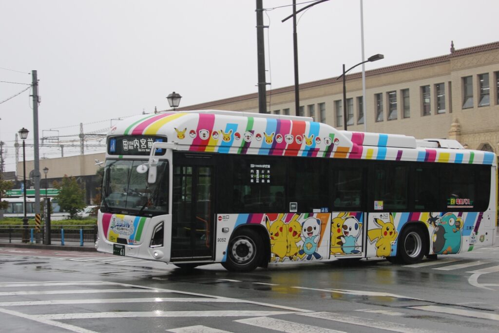宇治山田駅を出発するエルガEV