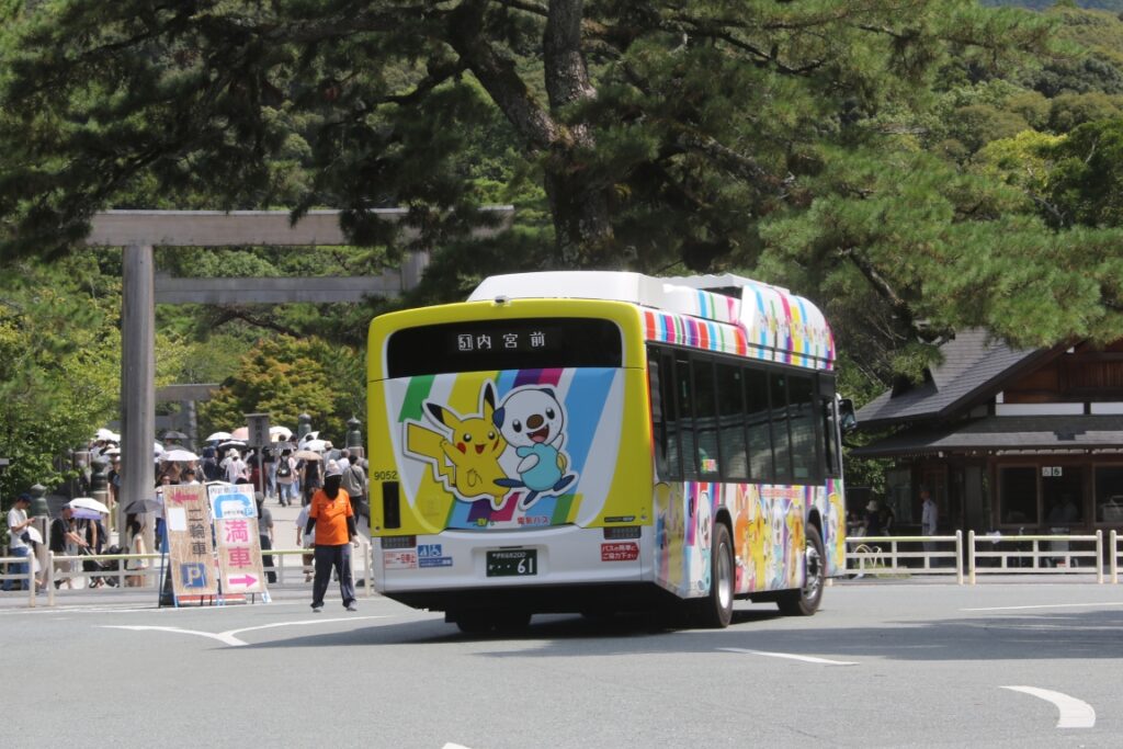 宇治橋の前を回り込んで臨時バス停に付ける