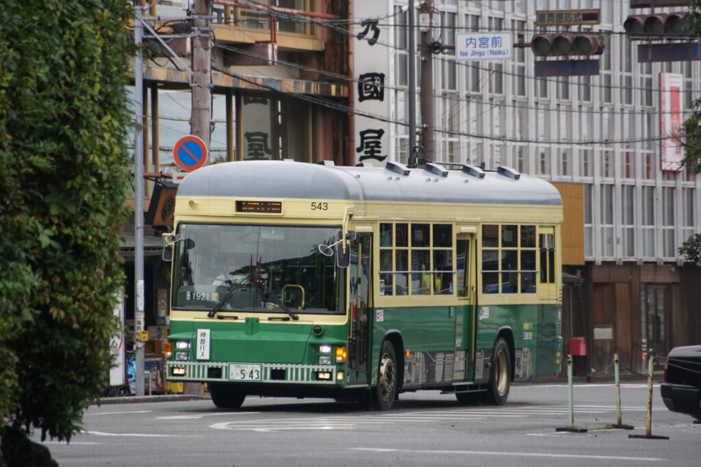 路面電車っぽいエルガも来る