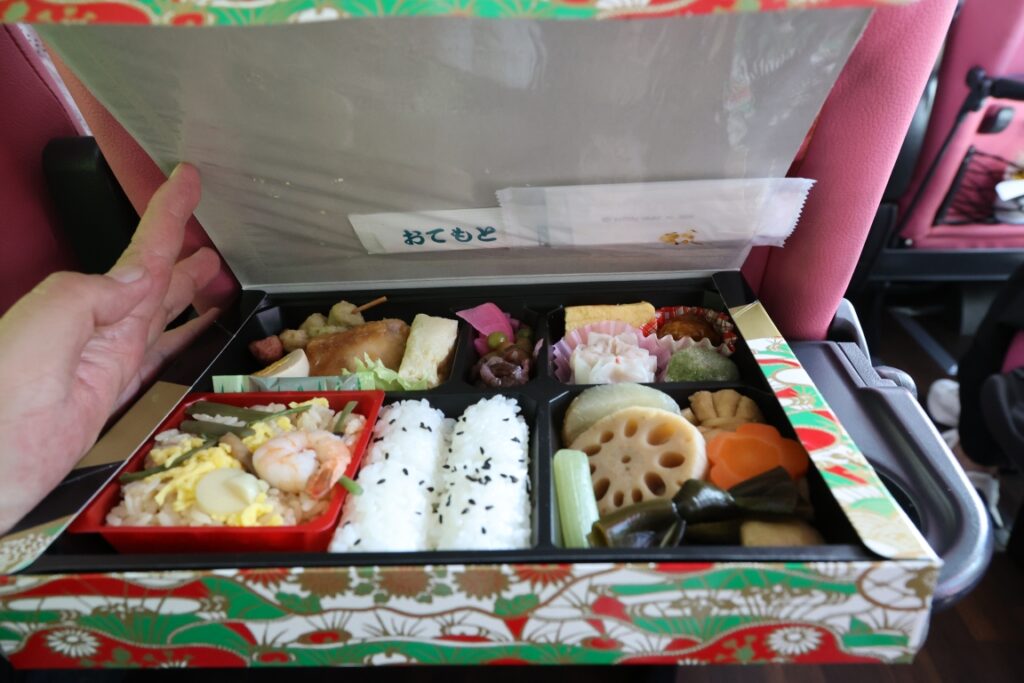 なかなか豪華なお弁当だが…山道で食べるので運転士が大変だ！