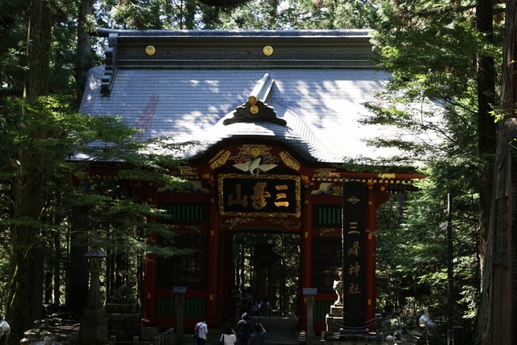 三峯神社の神門