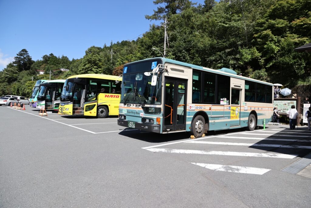 西武観光バスが運行する路線バスは折り返し待ち