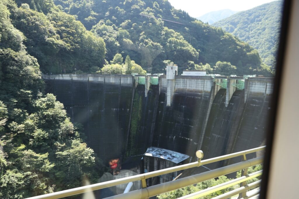 これから通行するダム湖の築堤