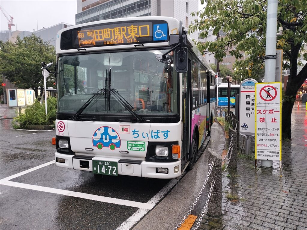 曜日により異なるが駅だったり車庫に戻ったりして交代する
