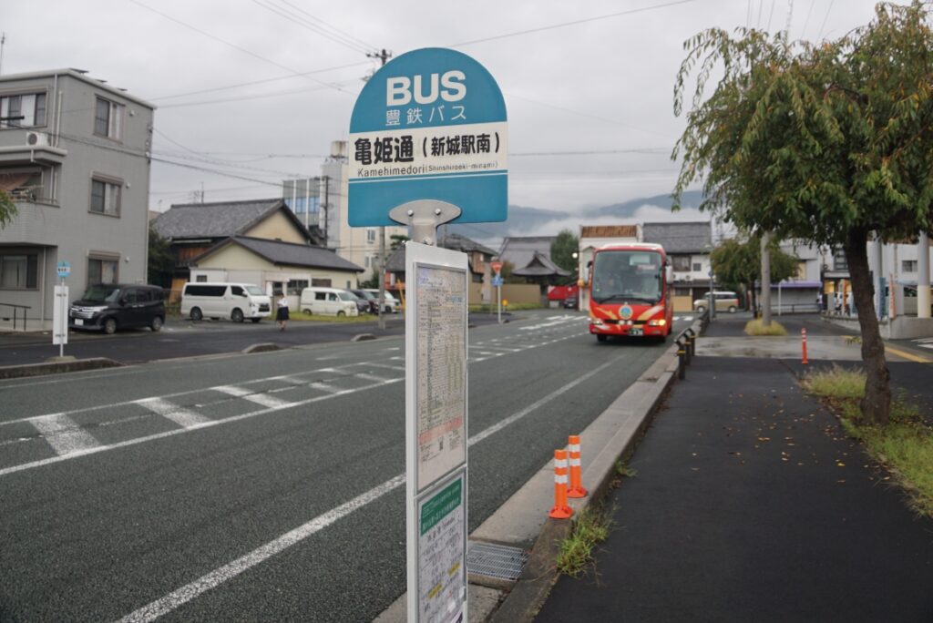 何もない場所にバス停がある