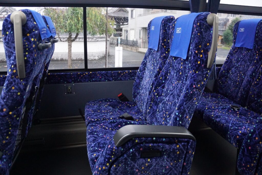 補助席付き4列シート車
