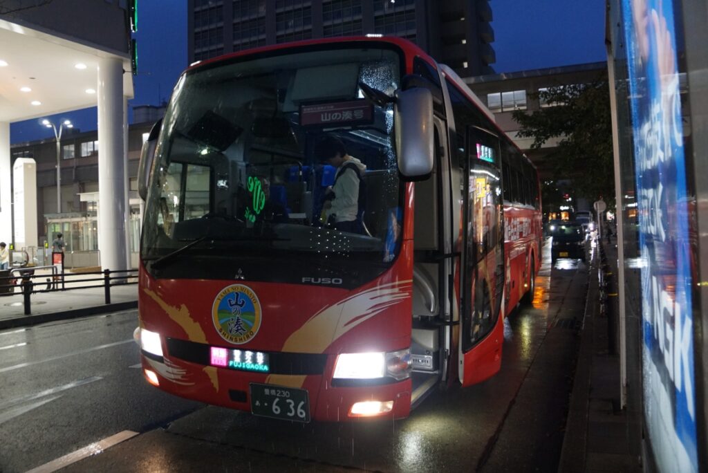 藤が丘駅停車中の豊鉄バス