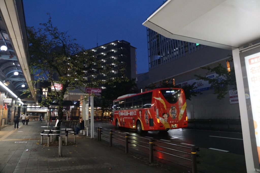 多くの乗客を降ろして終点に向けて発車した