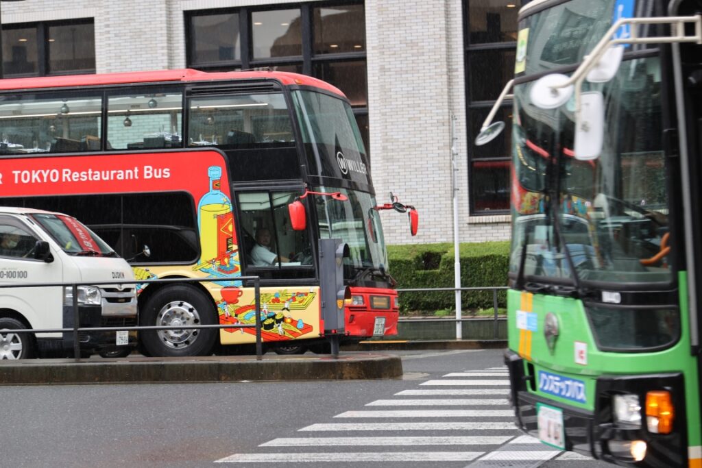 東京駅で都営バスとすれ違うレストランバス