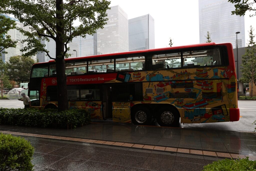 荒天の中で東京駅に到着したレストランバス