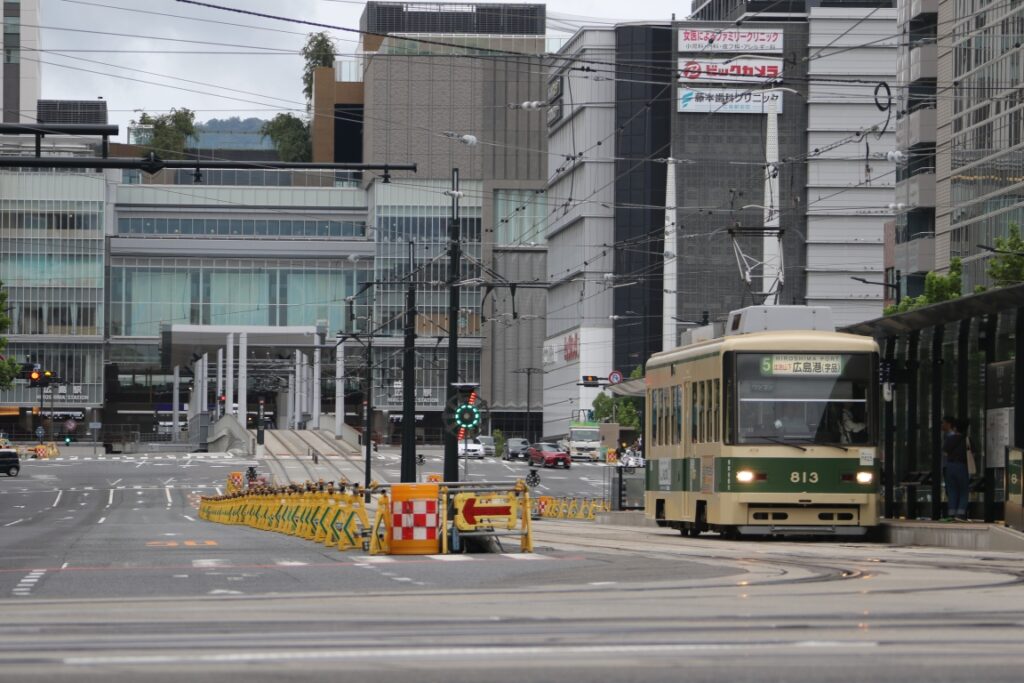 望遠の圧縮効果でわかりにくいが広島駅へは坂道を駆け上る