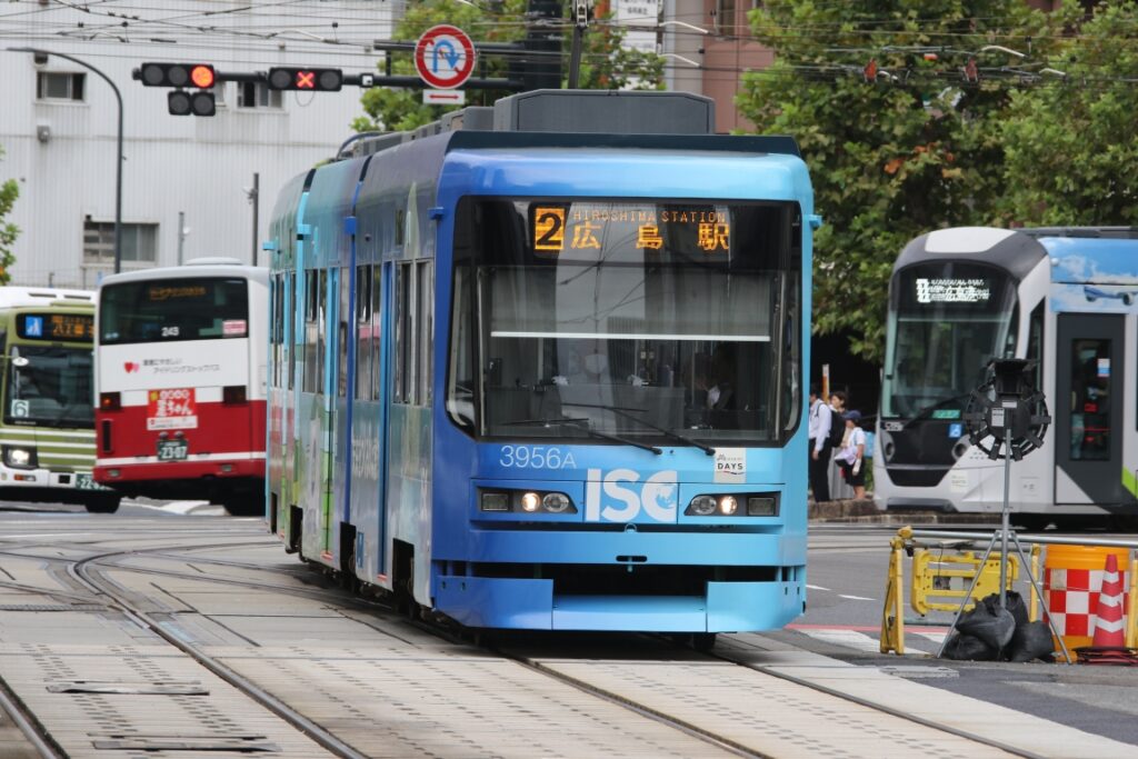 バスも電車も入り乱れながら走っている