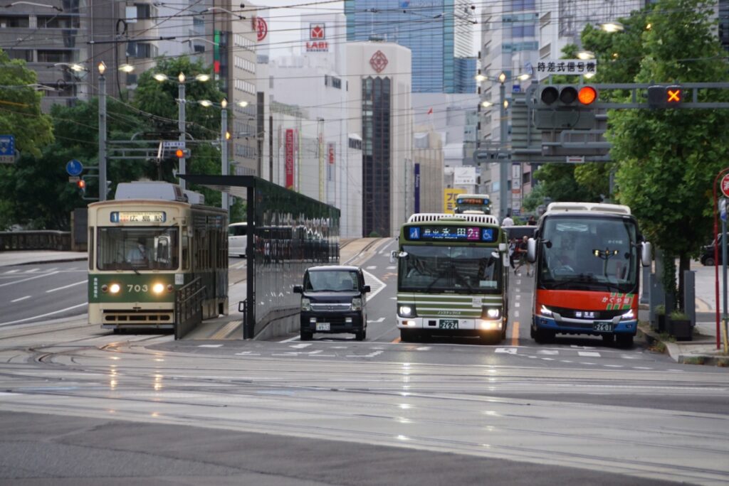 電車もバスも同方向で並ぶとどれに乗ればいいのか…