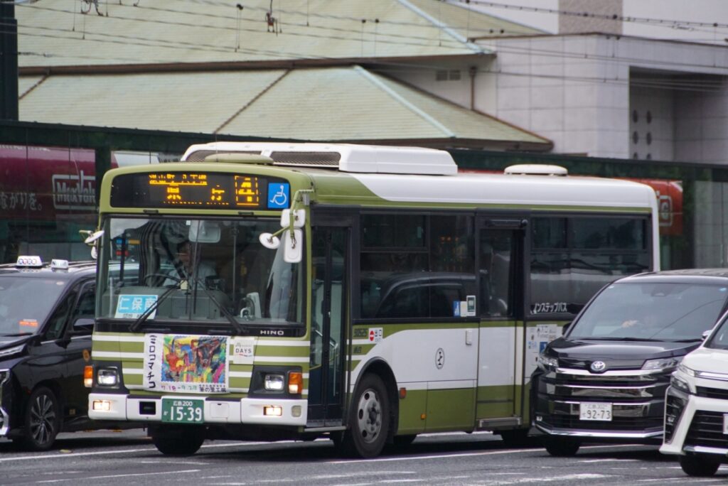 幹線道路で多くの車に囲まれるのは大都市らしい光景