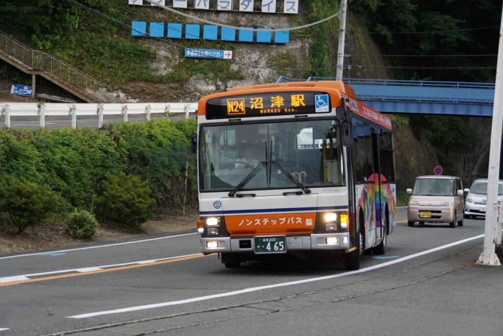 沼津駅行きの運用のラッピング2号車