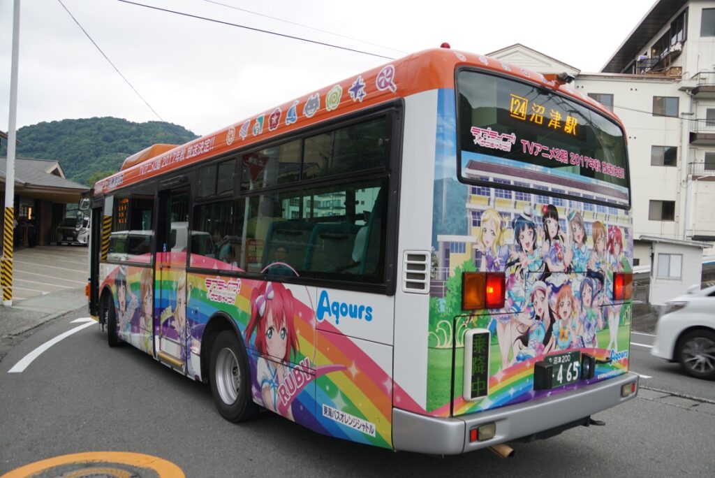 ラッピング車は4面を見ないと分からないところがあるのが悩みどころ