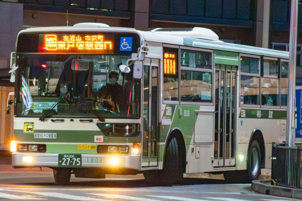 二俣川駅南口を出発する旭6系統