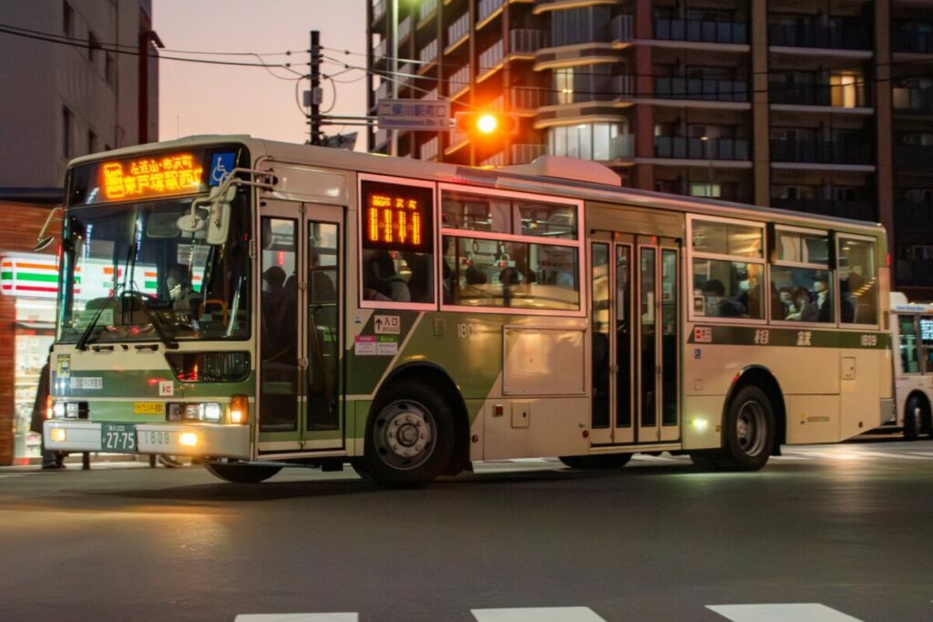 お客を満載して万騎が原のワインディングに挑む、帰宅ラッシュ時の旭6系統
