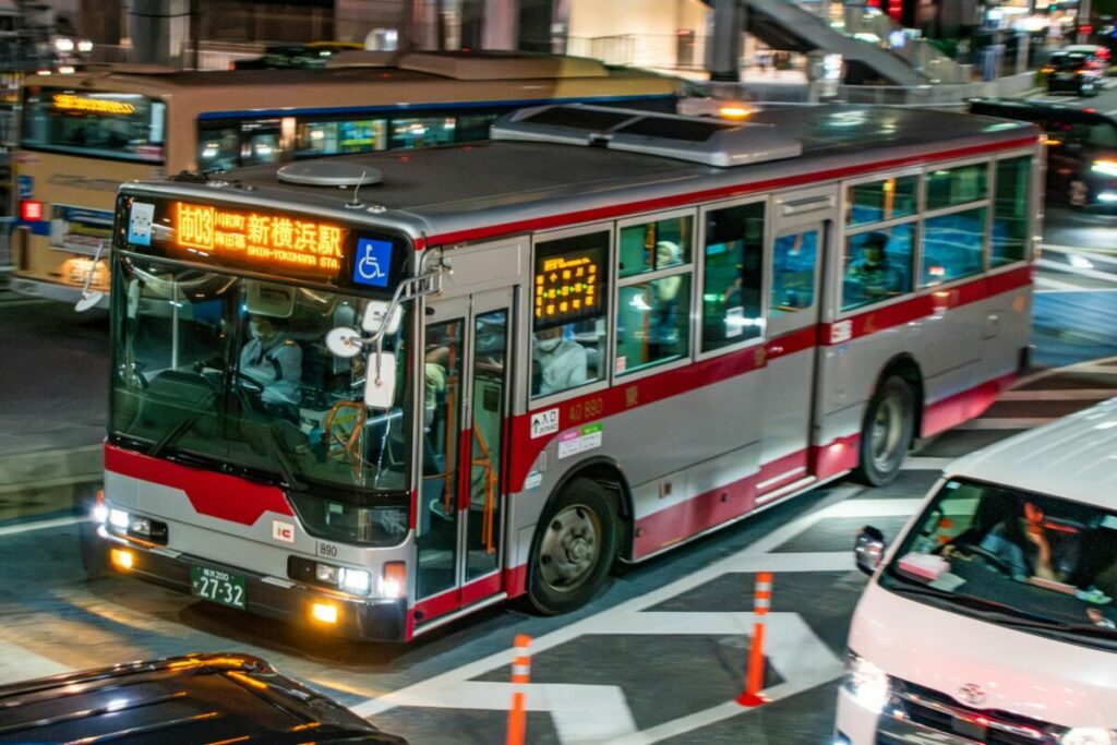 新横浜駅前に到着する市03系統 青葉台営業所の車両が新横浜まで顔を出す