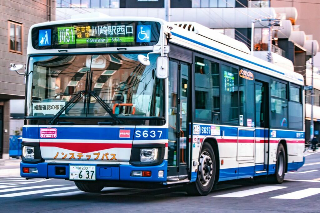 新綱島駅のロータリーに入るために右折待ちをする川51系統　手狭な綱島駅周辺では右左折に時間を要することが多い