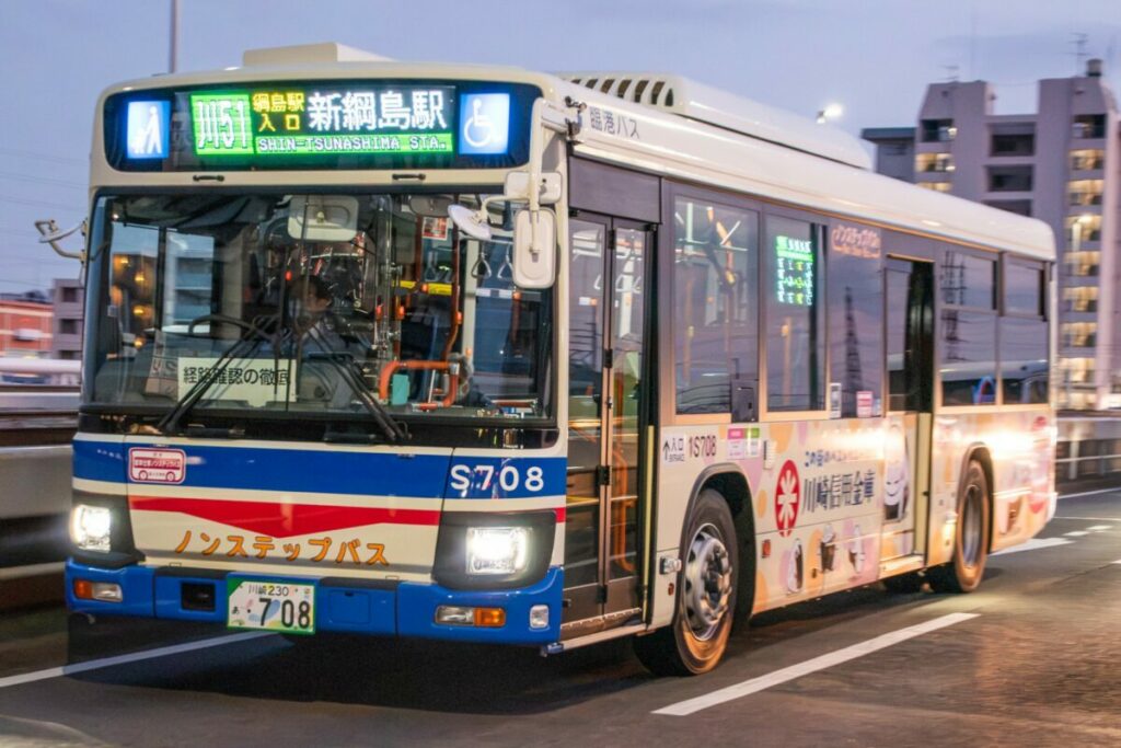 「新綱島駅」表示を出す川51系統　一見しただけでは南武線沿線を想起しづらいが、武蔵小杉へは東急新横浜線・東横線の2路線がスピーディーに運んでくれる
