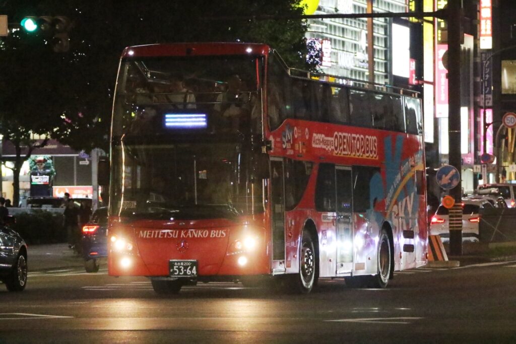 迫力がある夜のダブルデッカー車