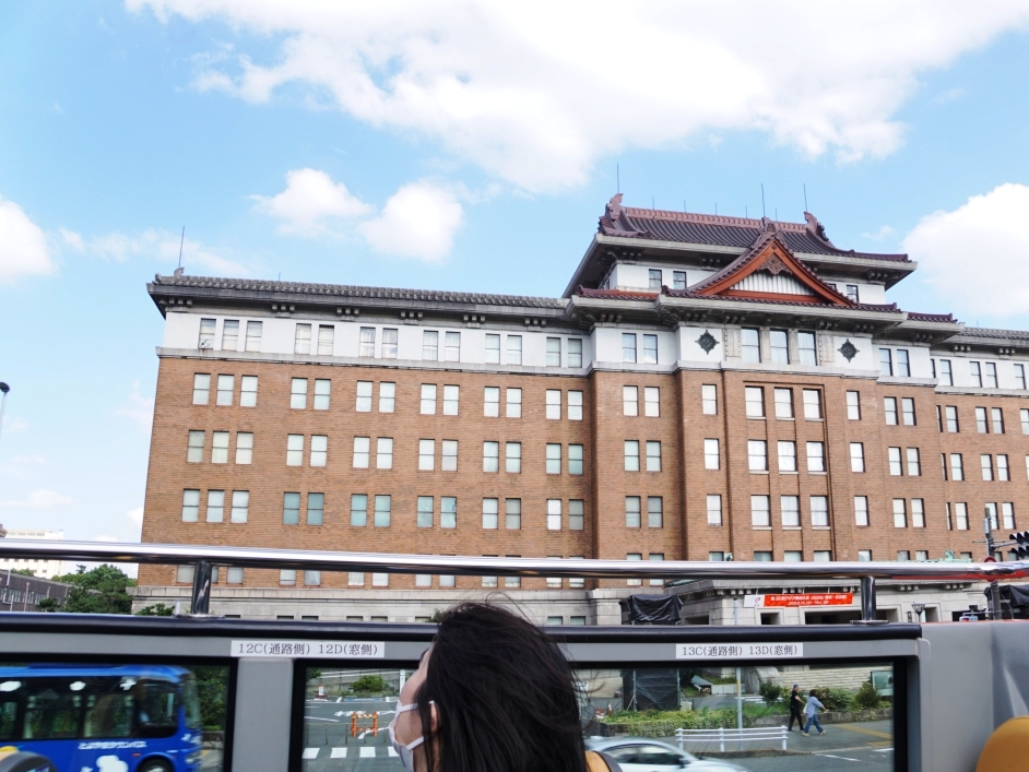 愛知県庁を車窓から眺める