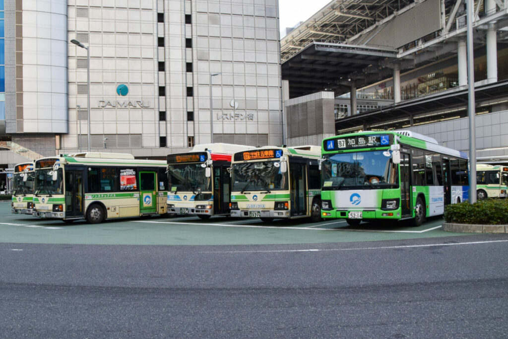 地下鉄とJRの改札口に至近の便利なバスターミナル　背景に大阪駅の大屋根が映る
