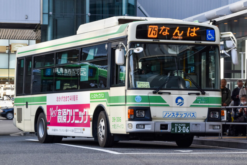 なにわ筋を経由してキタとミナミを結ぶ75号系統