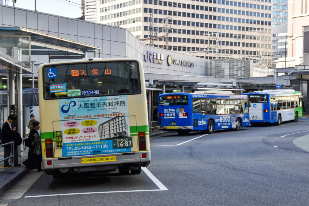 大阪駅前で発車を待つ88号系統　駅直結の距離感がありがたい
