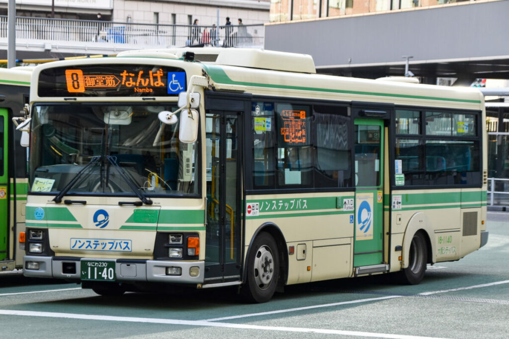 前面に大きく「御堂筋」と表示されているのがキャッチーな8号系統の南行