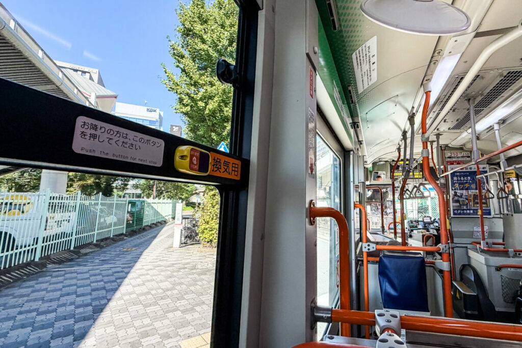 新大阪駅を出た直後の車内　平日日中ということもあり穏やかな雰囲気