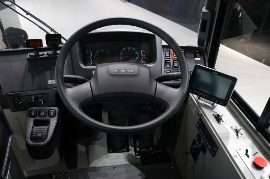 運転士がディーゼルのエルガから乗り換えても、すぐに馴染めそうな運転台。まさにエルガの仕事場だ