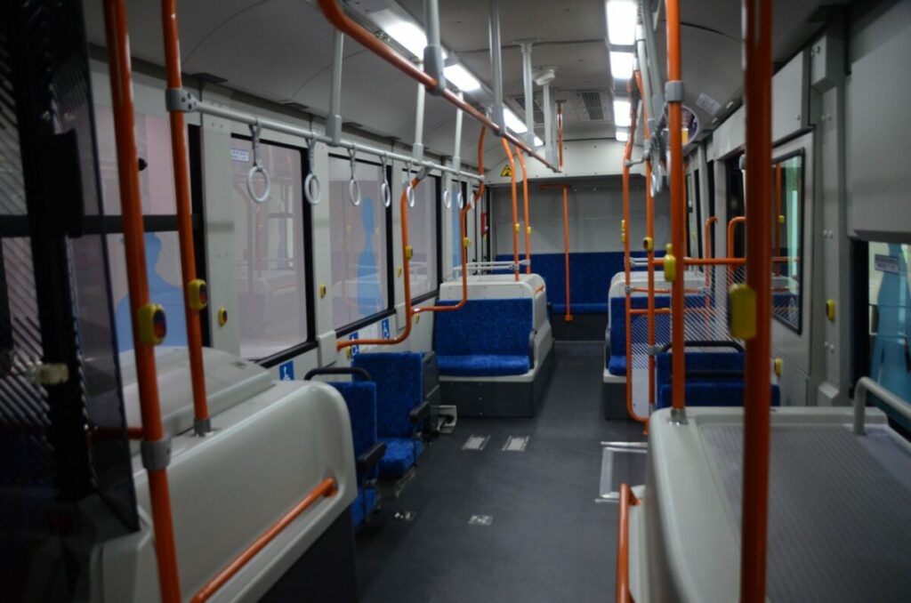 完全フルフラットの車内は電気バスの美点のひとつ