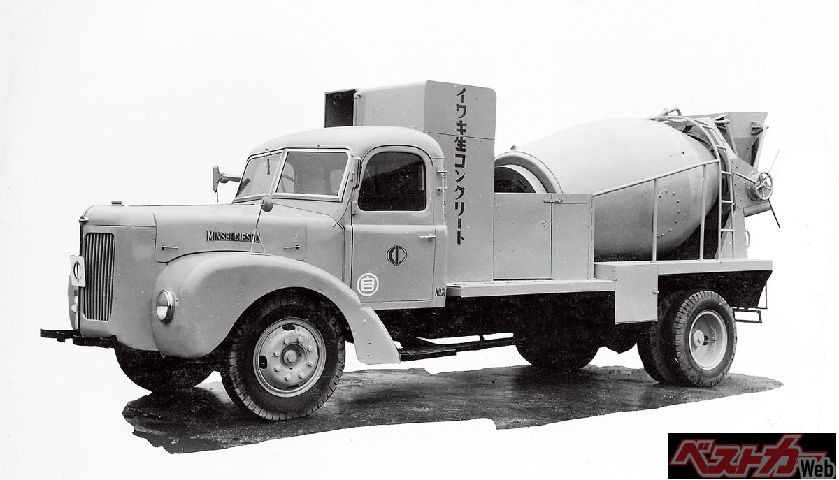 苦心惨憺のうえ国産の技術のみで開発された日本初のコンクリートミキサー車(1951年製作)。装置はPTOではなく独立エンジンで駆動するも、ドラムは現在も主流の傾胴型である。ちなみにこの車両の写真は、「生コンクリート工場発祥の地」の文字とともに、東京スカイツリーの袂に設置されたコンクリート製の記念碑で見ることができる。記念碑はかつての磐城コンクリートの業平橋工場から移設されたものだという